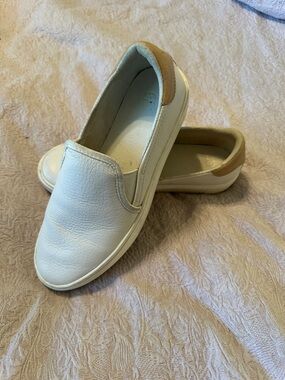 UGG women’s White Leather Slip-On Loafers